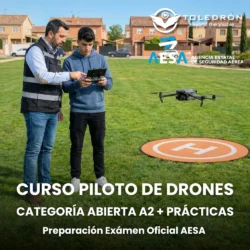 Instructor profesional de Toledrón enseñando maniobras de vuelo a un alumno con un dron sobre plataforma de aterrizaje
