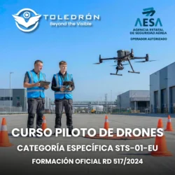 Instructor y alumno con chalecos reflectantes azules realizando el examen práctico con un dron industrial en zona controlada de Toledrón